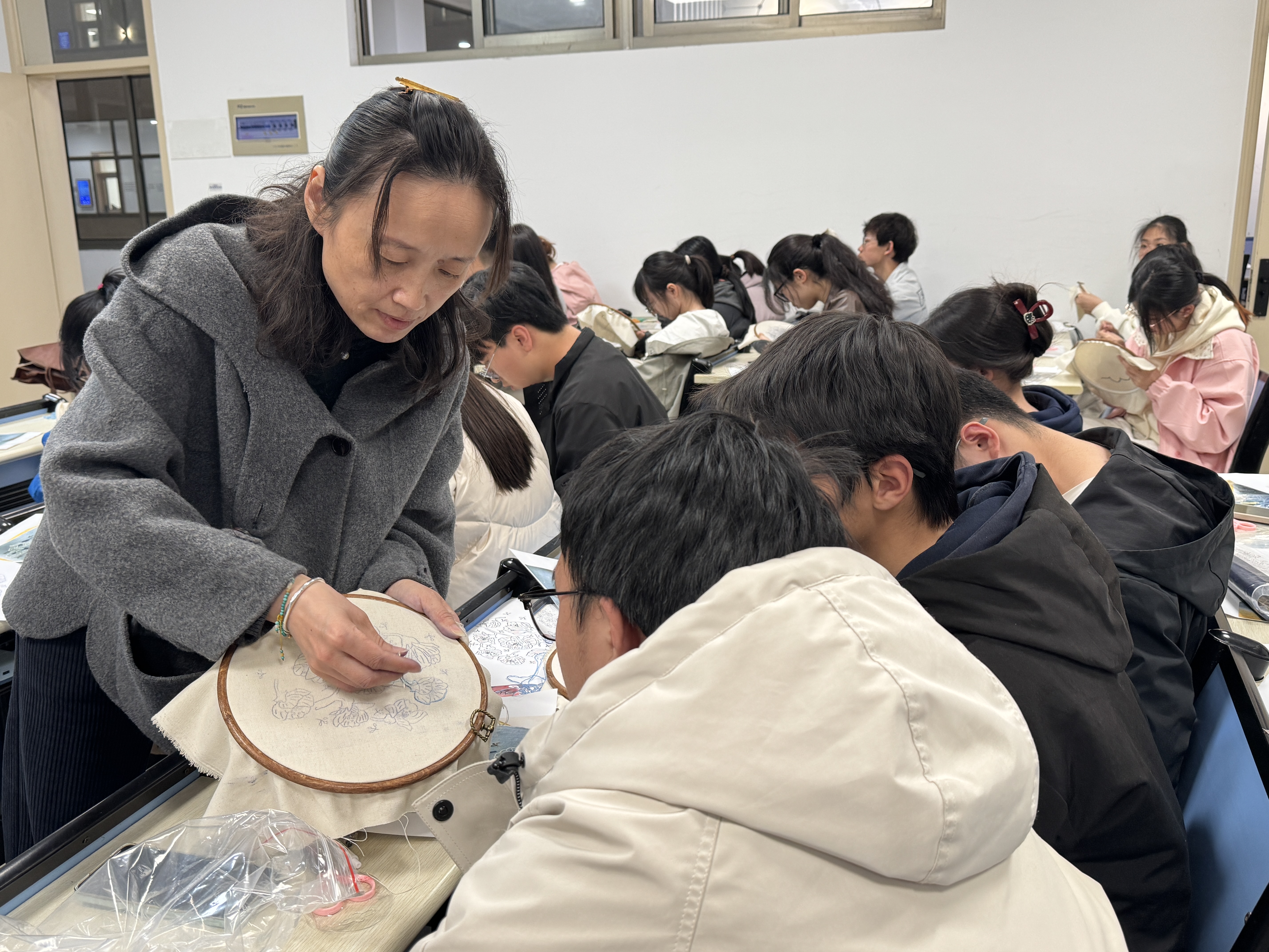 劳模工匠助企行 | 沈荷芳大师为南航学子带来刺绣艺术盛宴
