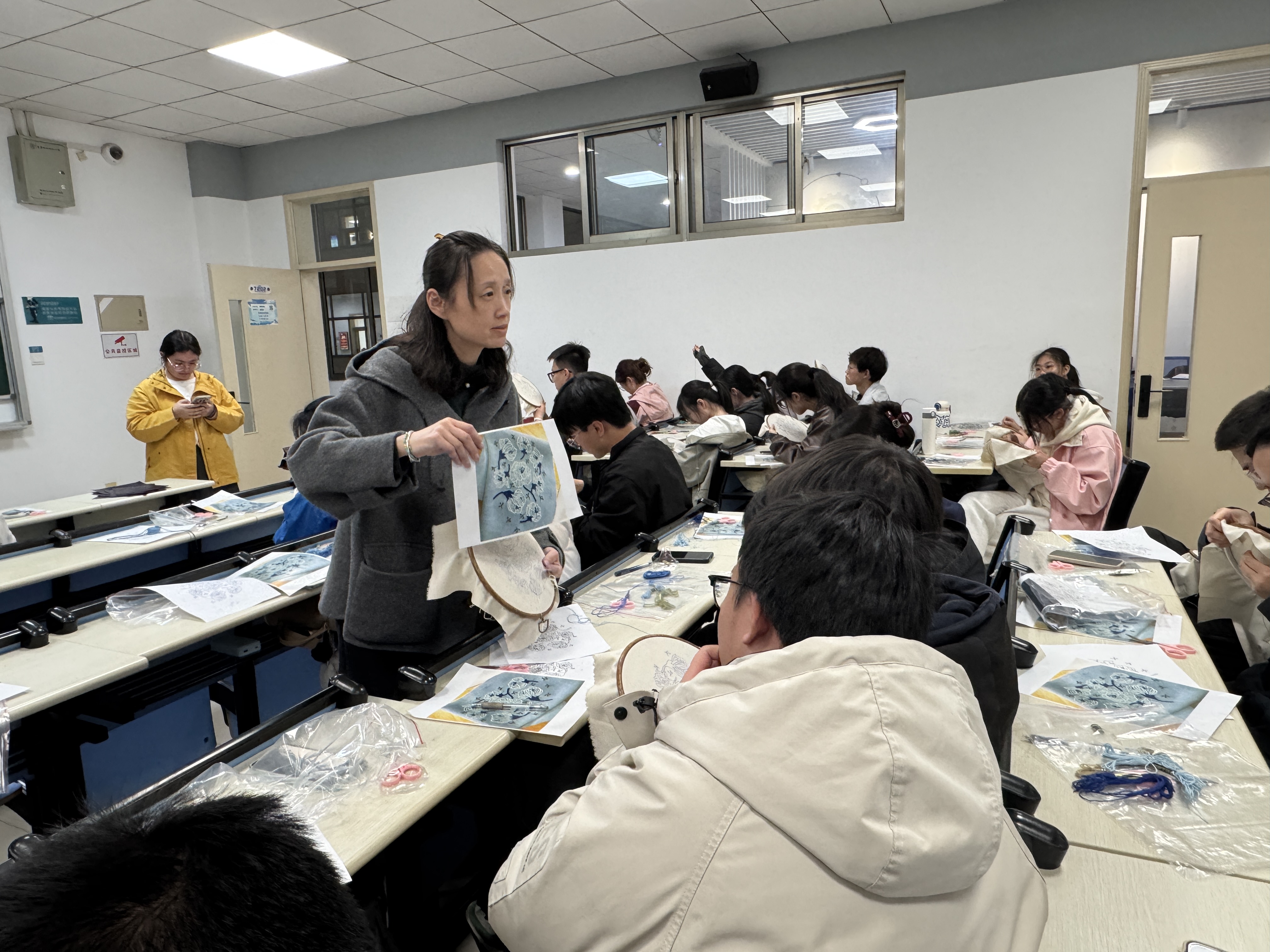 劳模工匠助企行 | 沈荷芳大师为南航学子带来刺绣艺术盛宴